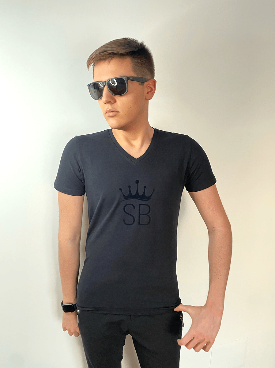 T-shirt-scollo-V-stampa-effetto-velluto-02.png